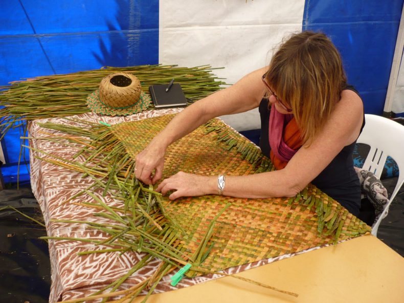 Weaving with kuta (elaeocharis sphacelata)