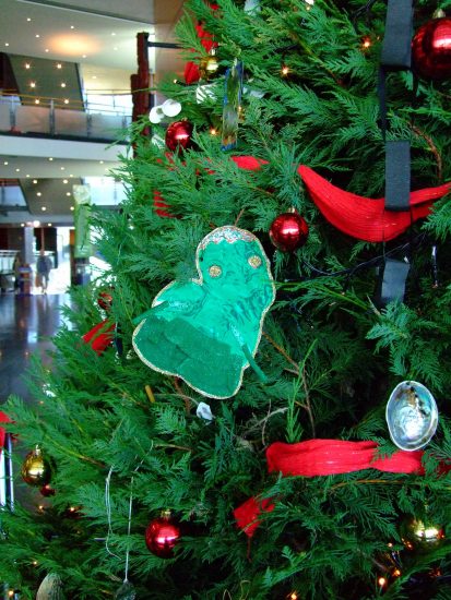 Te Papa's pounamu and paua Christmas tree