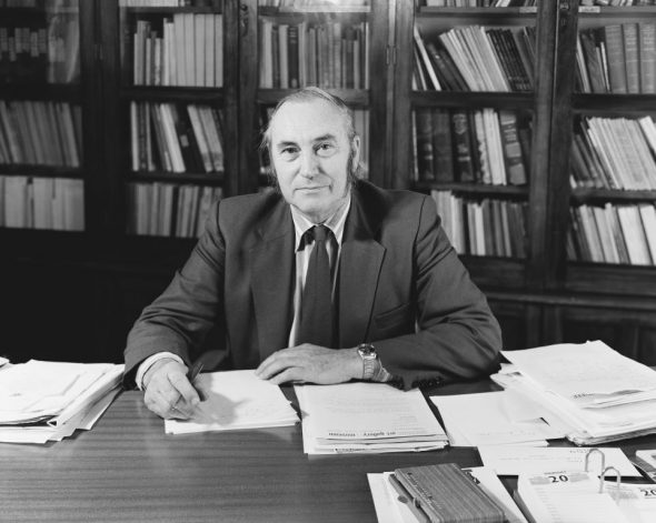 Richard ‘Dick’ Dell, Director of the National Museum, 1975. Photograph by Trevor Ulyatt. Image: Te Papa (MA_B.13190)